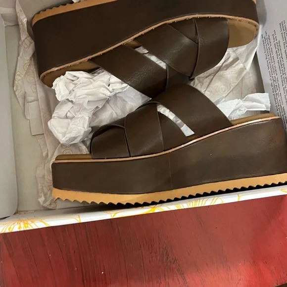 Yellow box, leather sandals - Picture 5 of 6